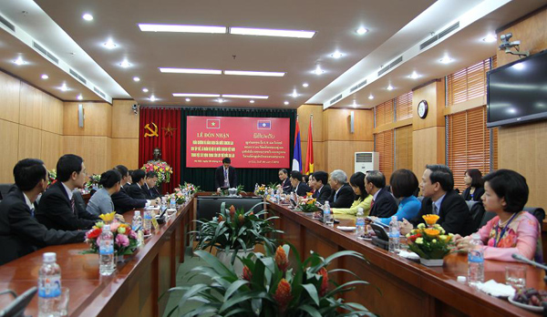 Vietnam Home Affairs Ministry receives Medal, Certificates of Merit from Lao PDR